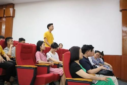 凯发k8国际艺术家石叔诚与特邀艺术家顾平受邀于成都大学东盟艺术学院、音乐与舞蹈学院艺术实践周开展公开课